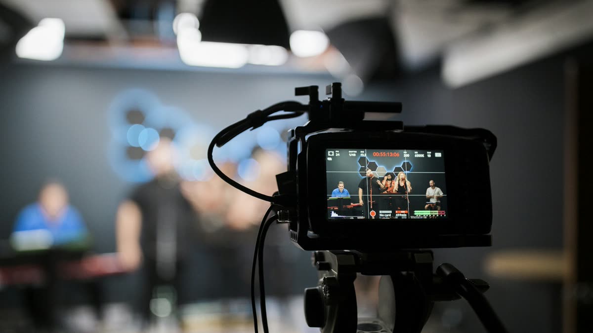 A live do Instagram virou espaço de mídia paga, e isso muda quem decide o alcance dela